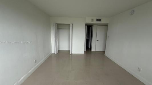 16546 NE 26th Ave 4H, North Miami Beach, Florida 33160, USA