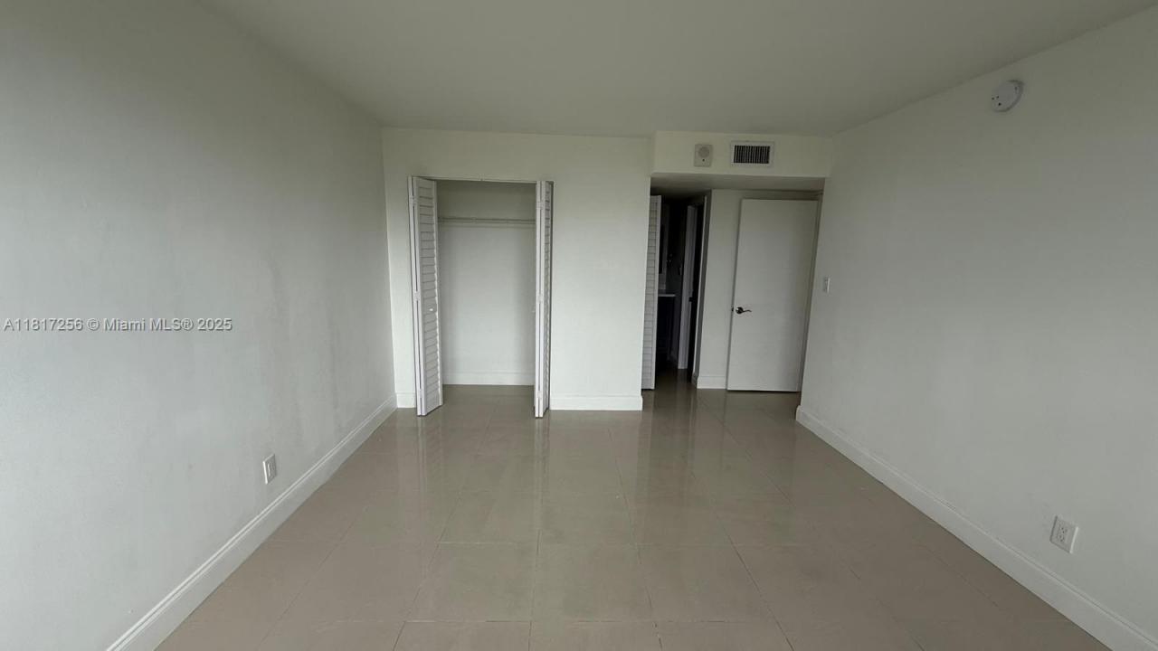 16546 NE 26th Ave 4H, North Miami Beach, Florida 33160, USA