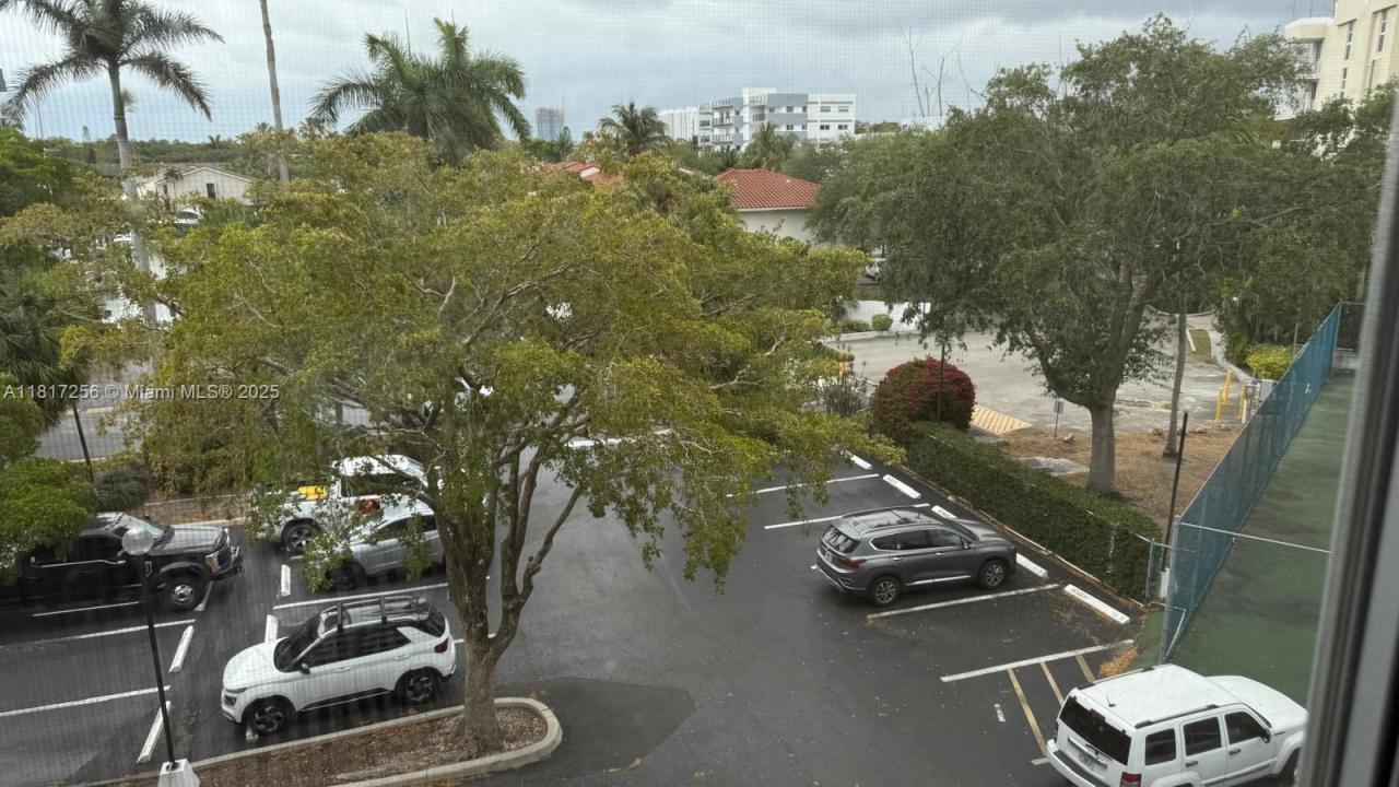 16546 NE 26th Ave 4H, North Miami Beach, Florida 33160, USA