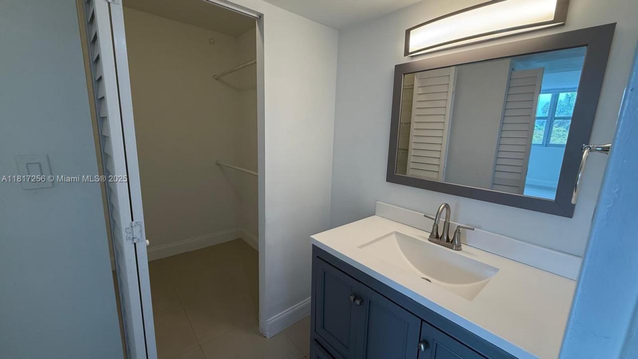 16546 NE 26th Ave 4H, North Miami Beach, Florida 33160, USA