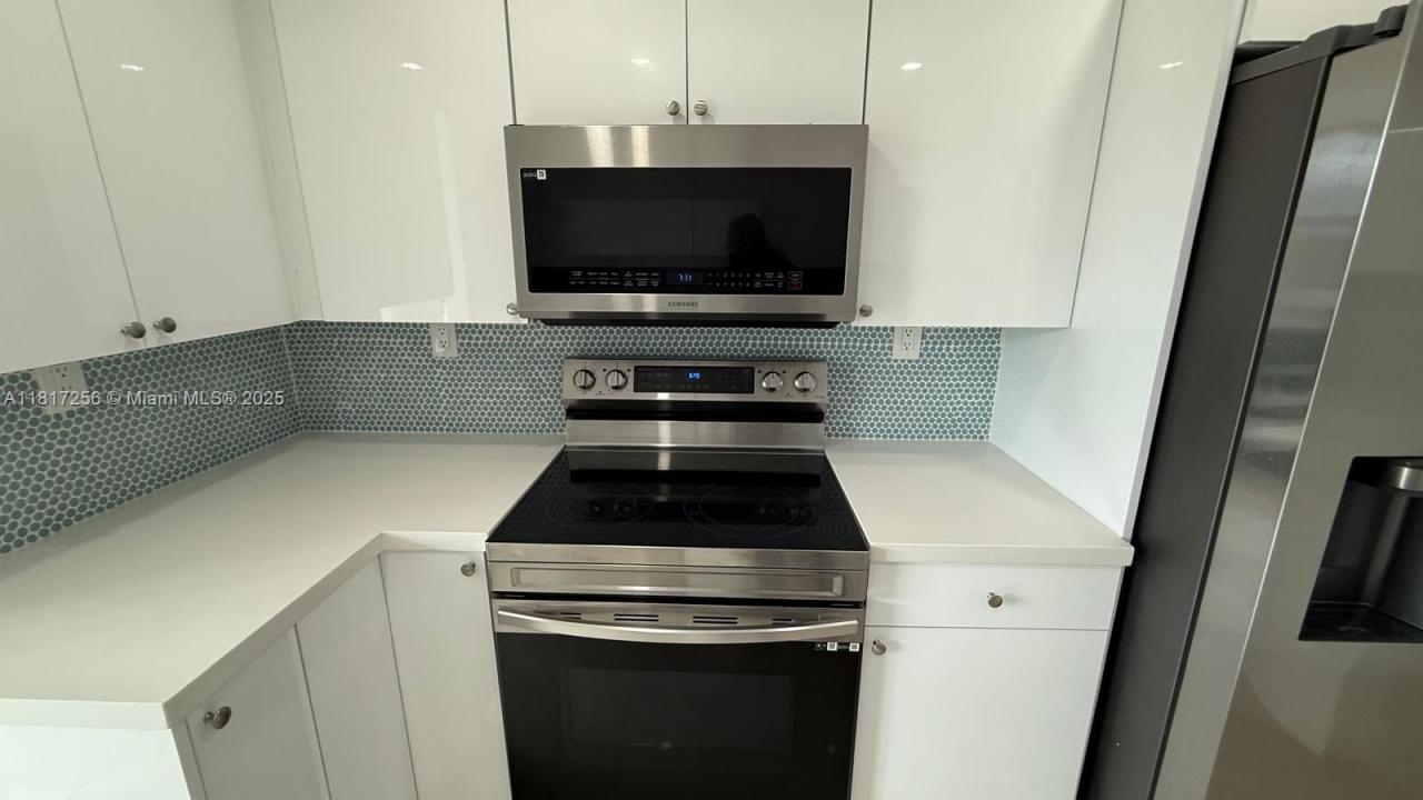 16546 NE 26th Ave 4H, North Miami Beach, Florida 33160, USA