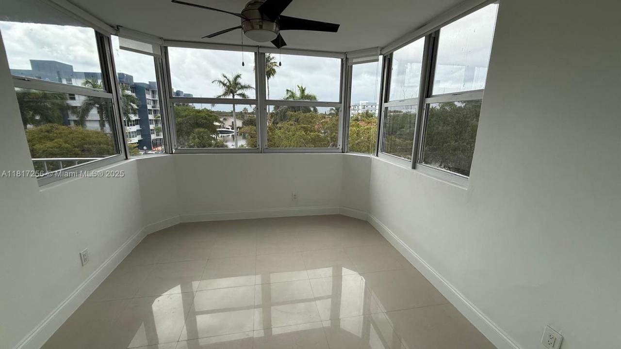 16546 NE 26th Ave 4H, North Miami Beach, Florida 33160, USA