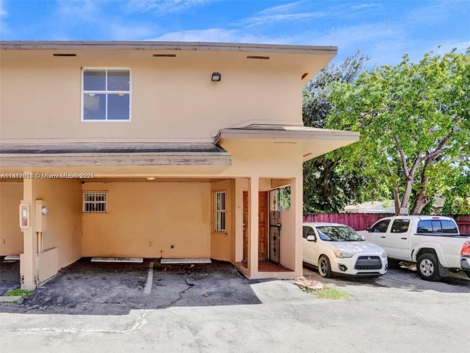 451 NE 136th St I-101, North Miami, Florida 33161