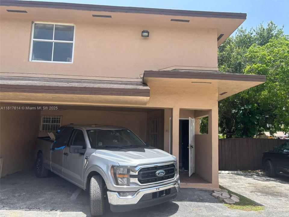 451 NE 136th St I-101, North Miami, Florida 33161