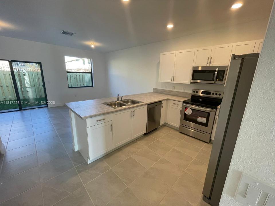 805 NE 211 ST, Miami, פלורידה 33179, ארצות הברית של אמריקה 