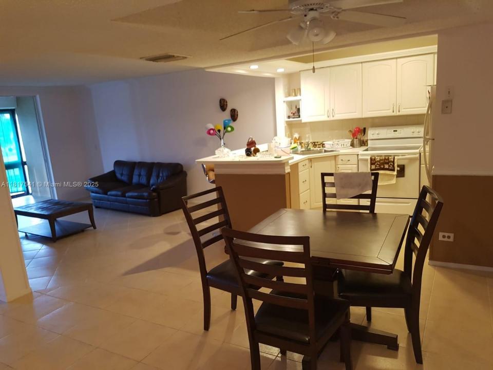 3740 Inverrary Dr 3D, Lauderhill, Florida 33319, USA