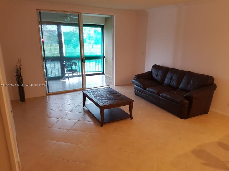 3740 Inverrary Dr 3D, Lauderhill, Florida 33319, USA