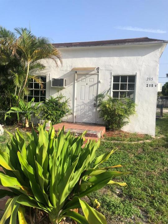 215 SW 11th St A, Dania Beach, Florida 33004