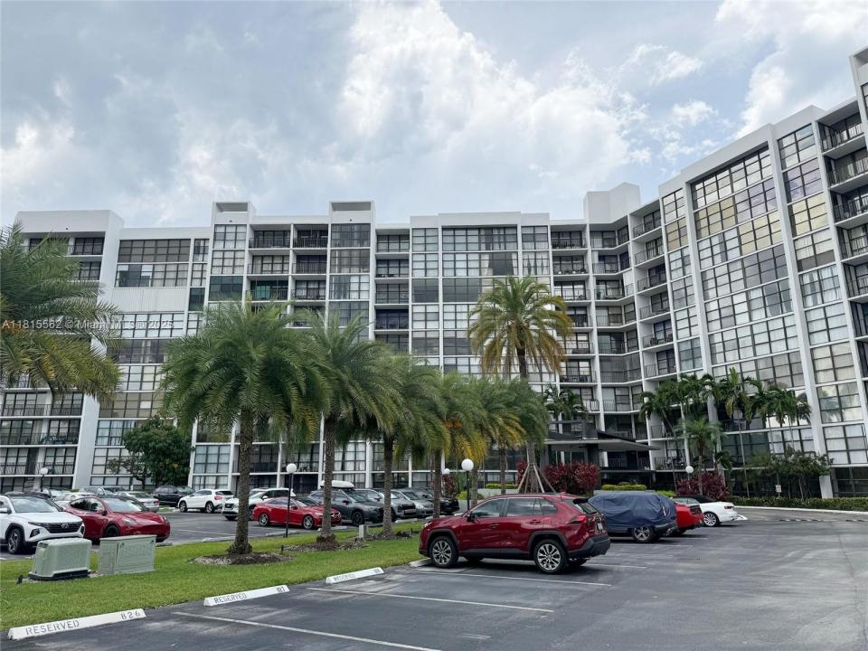 800 Parkview Dr 820, Hallandale Beach, Florida 33009, USA