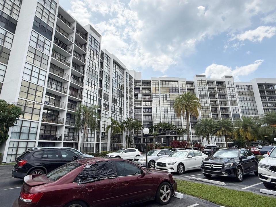 800 Parkview Dr 820, Hallandale Beach, Florida 33009, USA