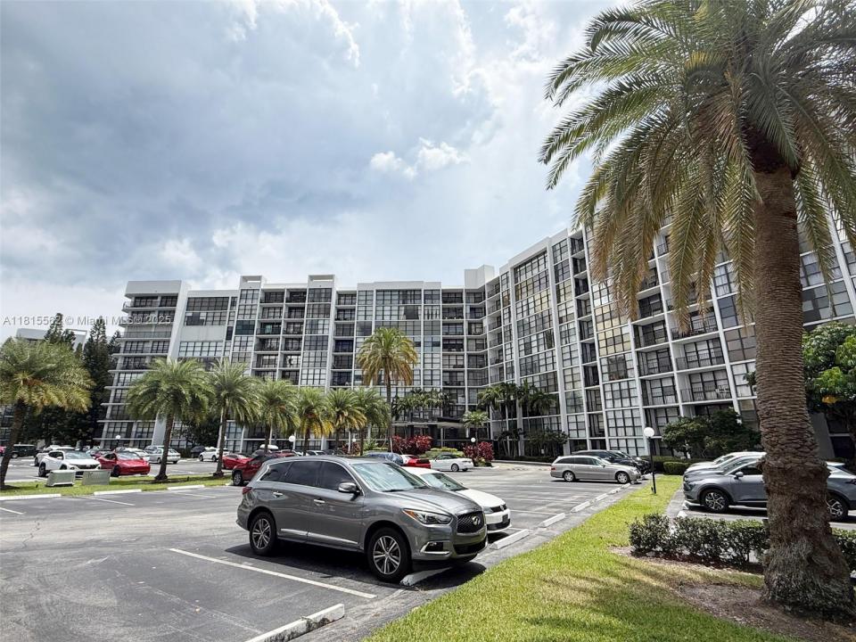 800 Parkview Dr 820, Hallandale Beach, Florida 33009, USA