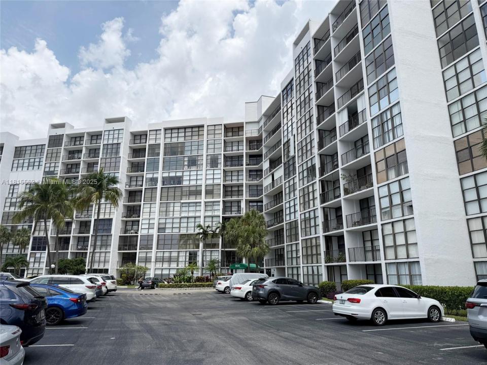 800 Parkview Dr 820, Hallandale Beach, Florida 33009, USA