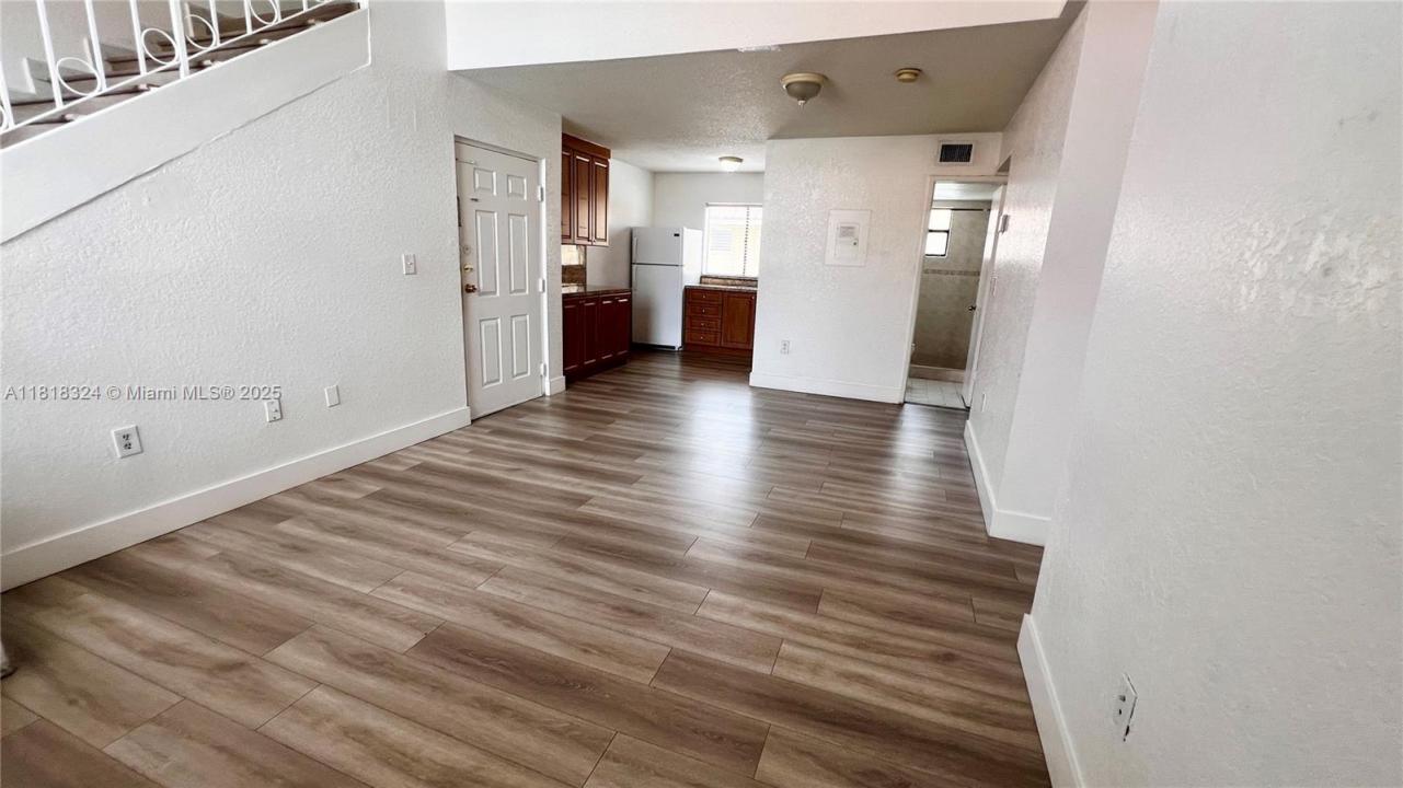 2760 W 61st Pl 202, Hialeah, Florida 33016