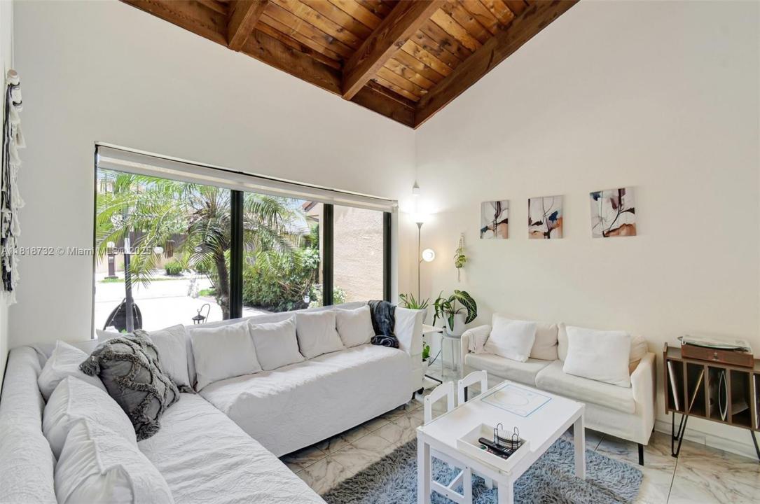 1057 NE 202nd Ln, Miami, פלורידה 33179, ארצות הברית של אמריקה 