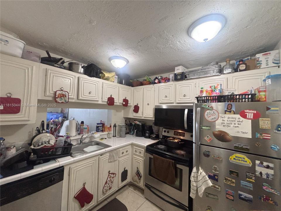 498 NW 165th St Rd D-405, Miami, Flórida 33169, Estados Unidos