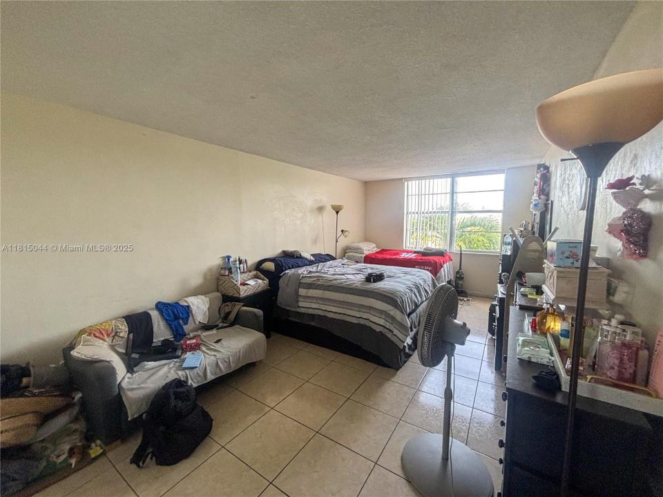 498 NW 165th St Rd D-405, Miami, Flórida 33169, Estados Unidos