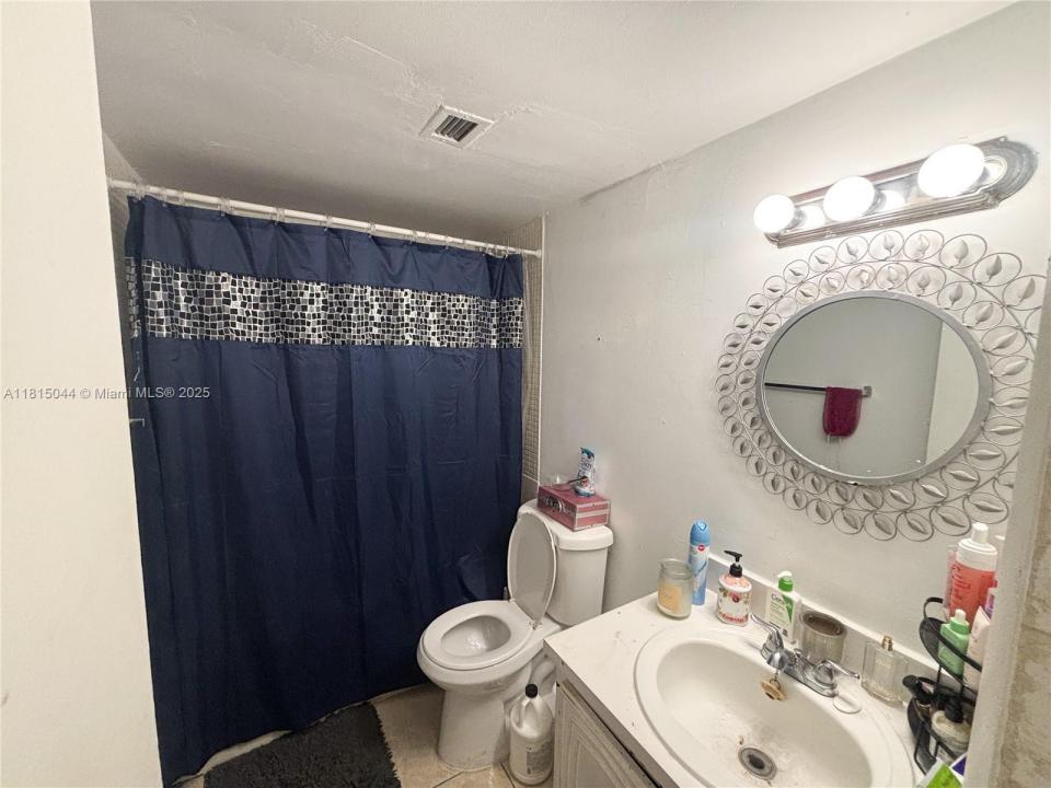 498 NW 165th St Rd D-405, Miami, Flórida 33169, Estados Unidos