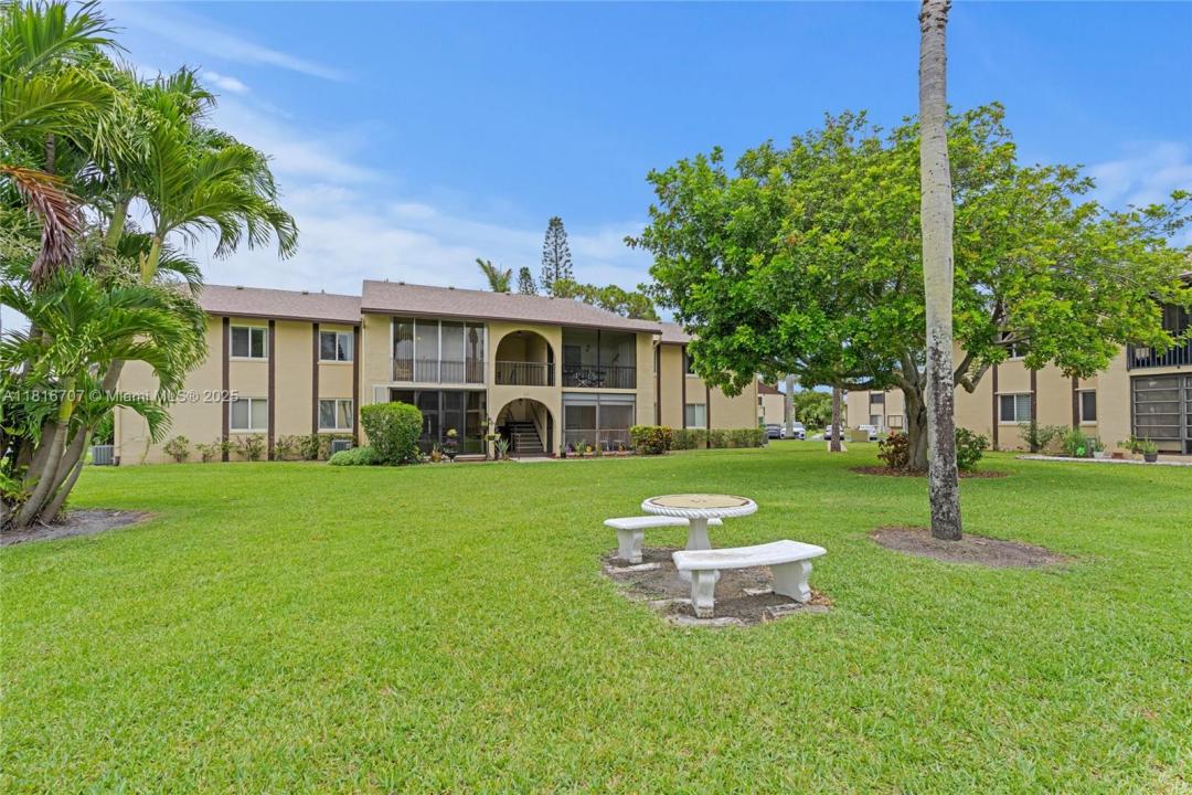 311 Pine Ridge Cir C-2, Green Acres, Floryda 33463, USA