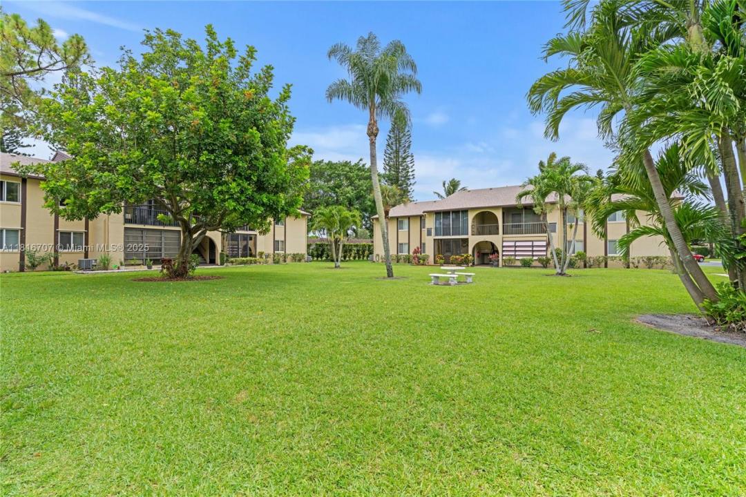 311 Pine Ridge Cir C-2, Green Acres, Floryda 33463, USA