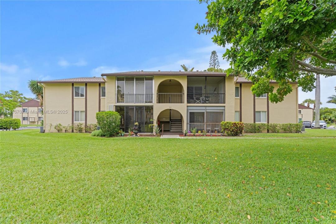 311 Pine Ridge Cir C-2, Green Acres, Floryda 33463, USA