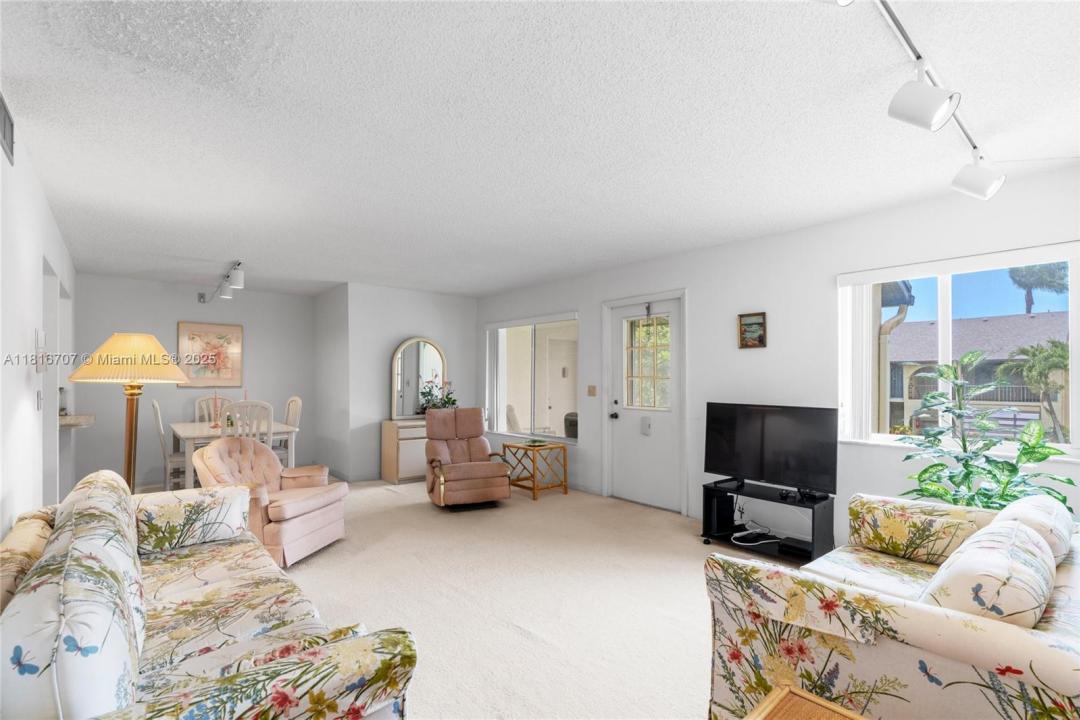 311 Pine Ridge Cir C-2, Green Acres, Floryda 33463, USA