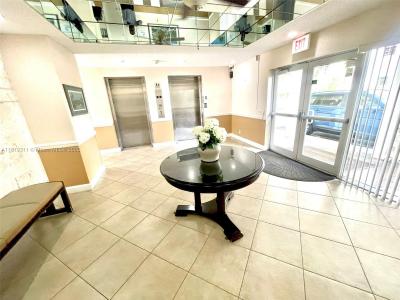 2555 NE 11th St 405, Fort Lauderdale, Florida 33304, USA