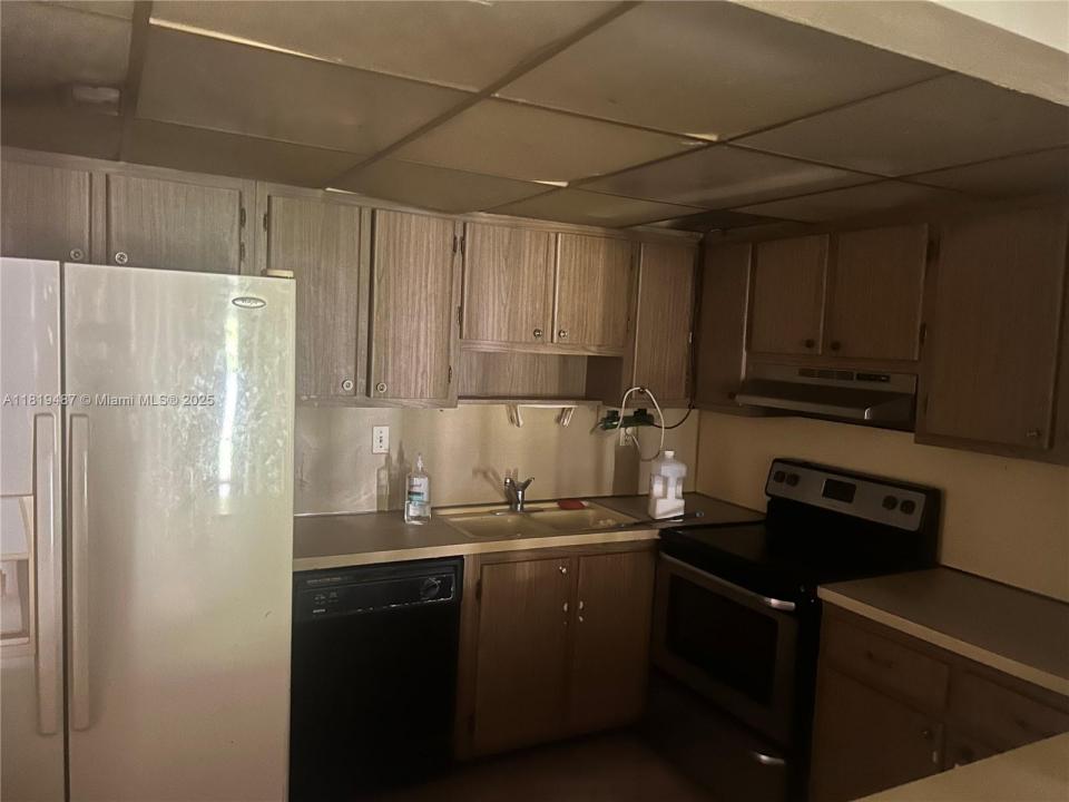 1680 W 72nd St, Hialeah, Florida 33014
