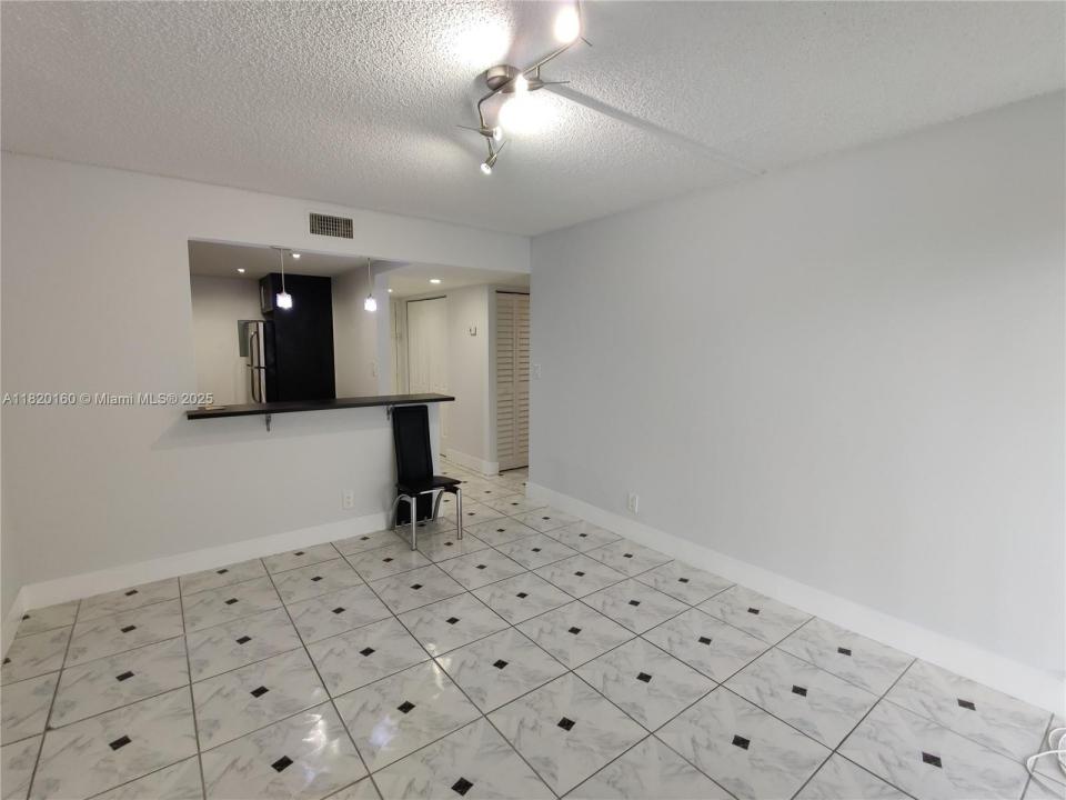 801 NW 47th Ave W611, Miami, Florida 33126, HOA KỲ