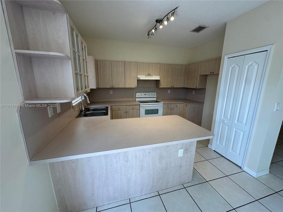 10869 SW 88th Ter 0, Miami, Florida 33176, USA
