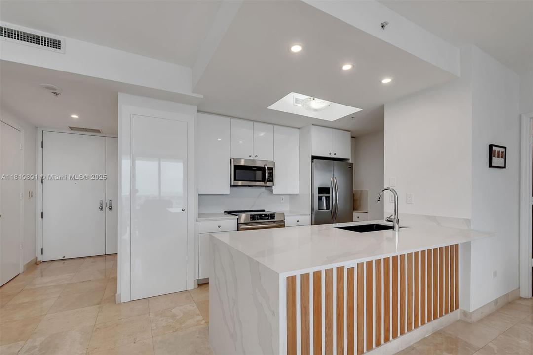 848 Brickell Key Dr 1803, Miami, Florida 33131, USA