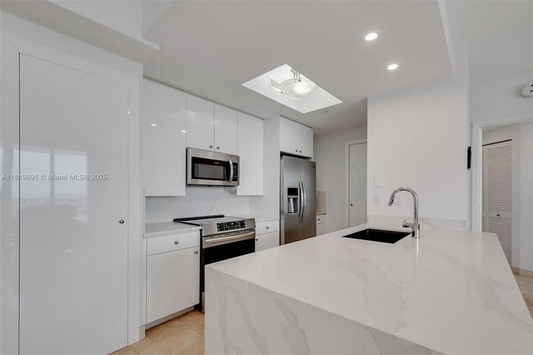 848 Brickell Key Dr 1803, Miami, Florida 33131, USA