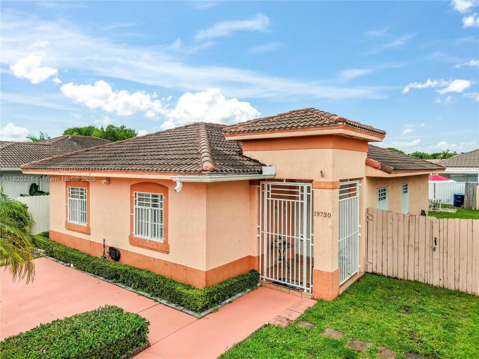 19730 NW 78th Path, Hialeah, פלורידה 33015, ארצות הברית של אמריקה
