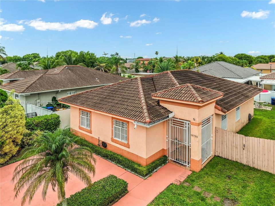 19730 NW 78th Path, Hialeah, פלורידה 33015, ארצות הברית של אמריקה