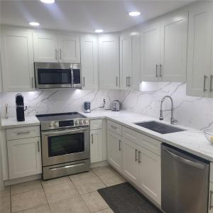9111 E Bay Harbor Dr 3A, Bay Harbor Islands, Florida 33154, USA