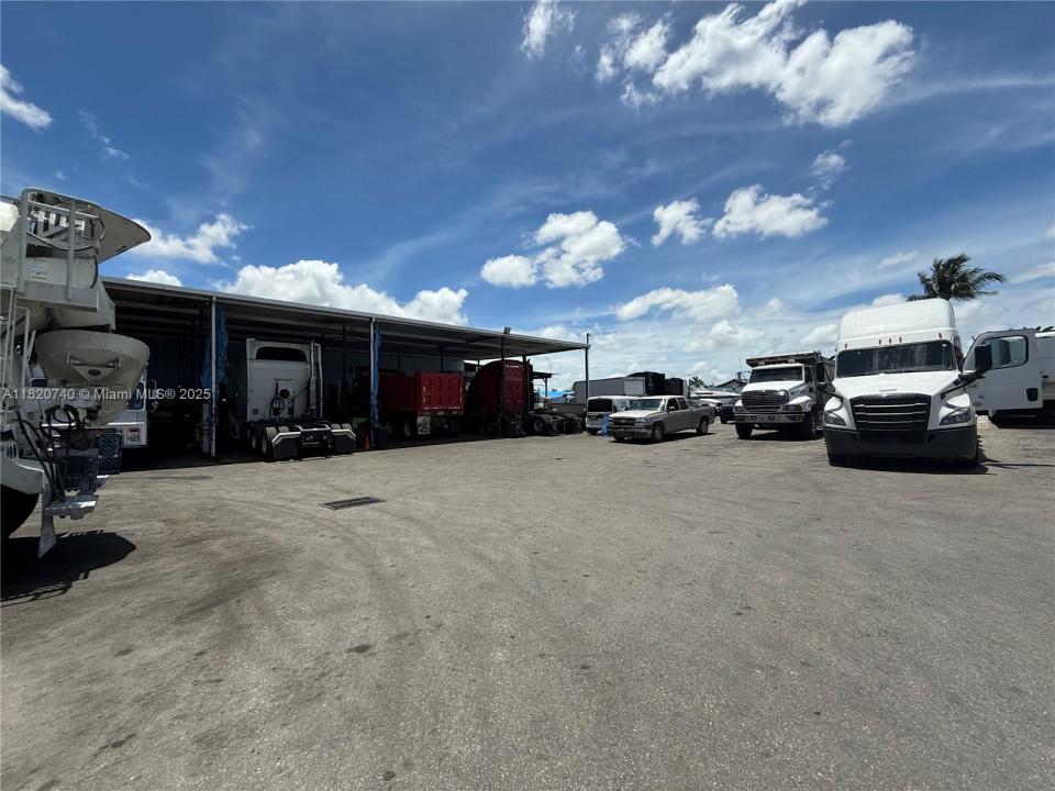 9008 NW 119th St Suite D, Hialeah Gardens, 佛罗里达州 33018, 美国