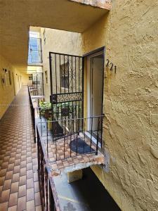 1555 W 44th Pl 221B, Hialeah, Florida 33012, USA