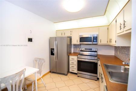 130 S Shore 2F, Miami Beach, Florida 33141, USA