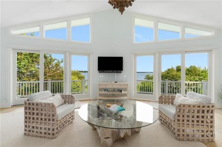 117 Indian Avenue, Portsmouth, RI 02871, USA