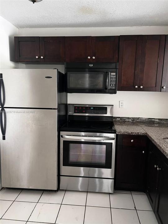 498 NW 165th St Rd D303, Miami, Floride 33169, États-Unis