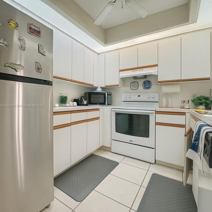 12500 SW 5th Ct 112M, Pembroke Pines, Floryda 33027, USA
