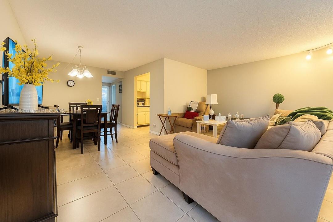 801 SW 133rd Ter 308K, Pembroke Pines, Floryda 33027, USA
