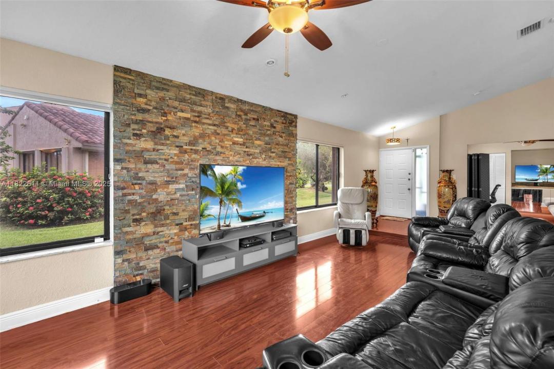 566 VILLAGE LAKE DRIVE, Weston, فلوريدا 33326, الولايات المتحدة