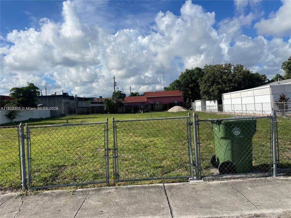 20 W 40th Pl, Hialeah, Флорида 33012, Соединенные Штаты