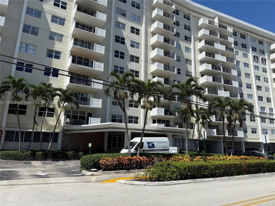 401 Golden Isles Dr 202, Hallandale Beach, Floride 33009, États-Unis