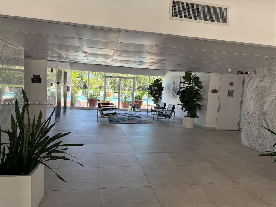 401 Golden Isles Dr 202, Hallandale Beach, Floride 33009, États-Unis