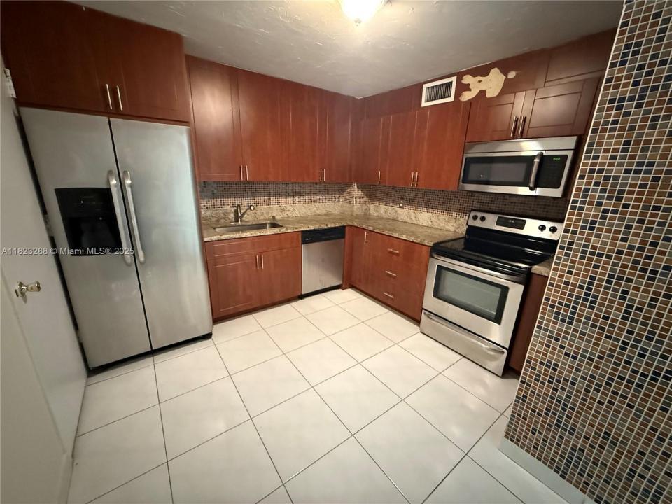 401 Golden Isles Dr 202, Hallandale Beach, Floride 33009, États-Unis