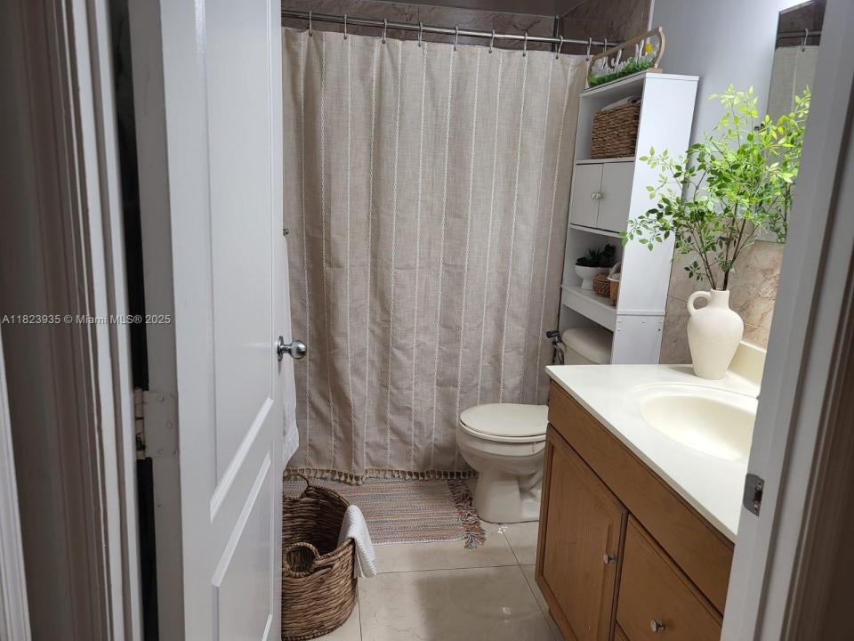 5099 NW 7th ST 205, Miami, Floride 33126, États-Unis
