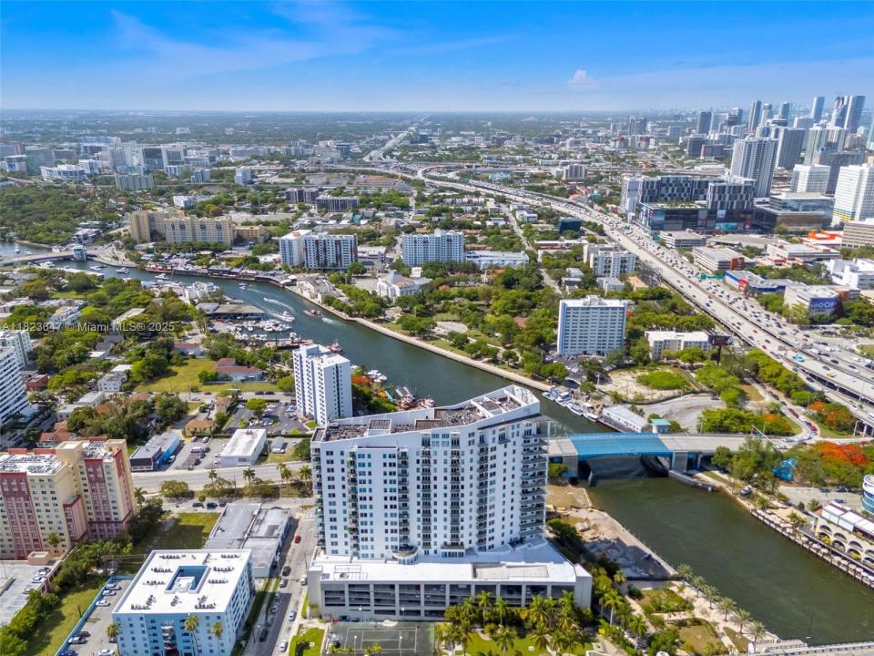 10 SW South River Dr PHI03, Miami, Флорида 33130, Соединенные Штаты