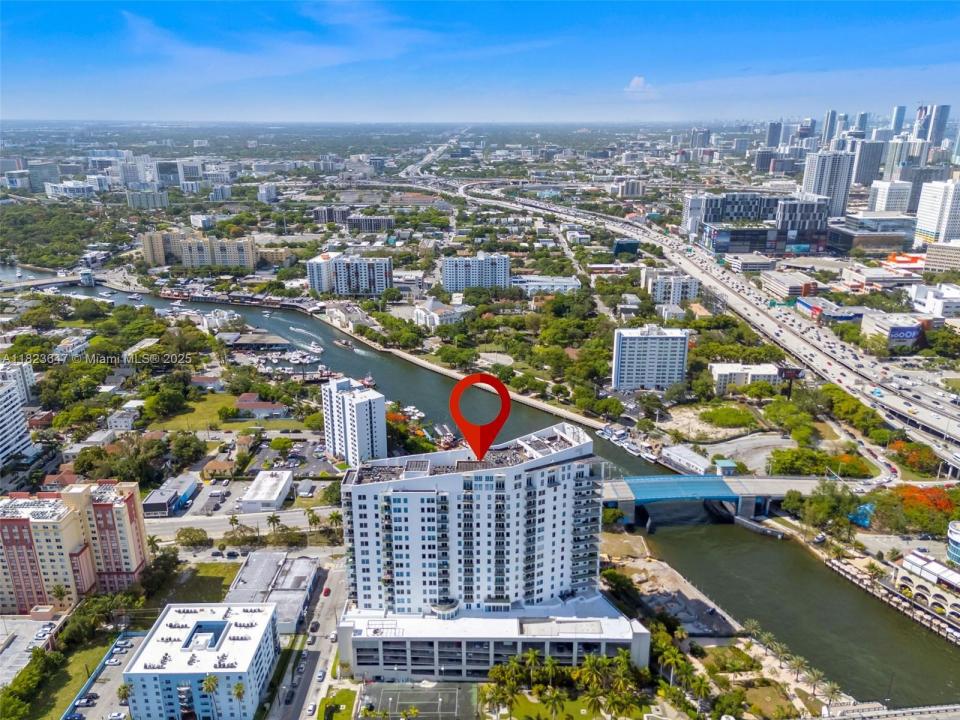 10 SW South River Dr PHI03, Miami, Флорида 33130, Соединенные Штаты