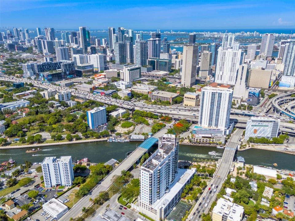 10 SW South River Dr PHI03, Miami, Флорида 33130, Соединенные Штаты